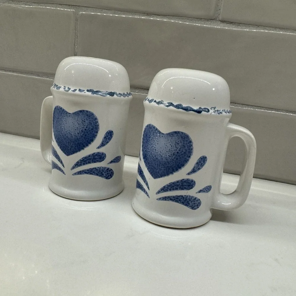 Vintage 1992 House Of Lloyd Country Farmhouse Salt & Pepper Shakers Blue Hearts‎